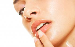 Hva betyr rød leppestift på leppene dine?